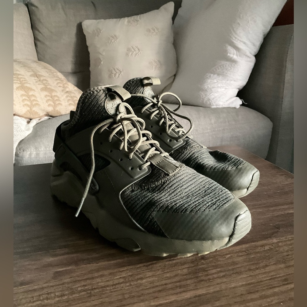 9.5 Olive/Forest Green Nike Huarache